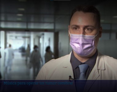 Una paciente toca el piano mientras la operan de un tumor cerebral
